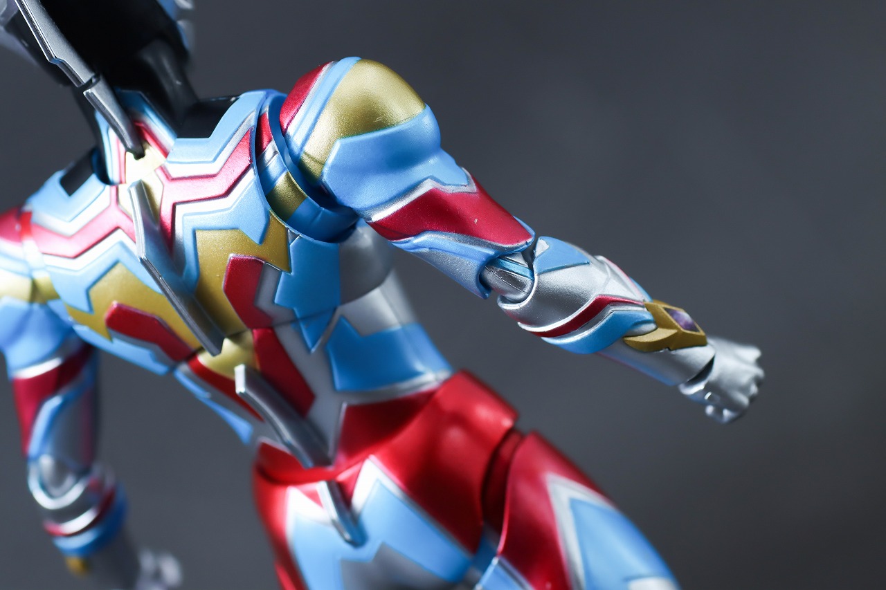 S.H.フィギュアーツ　ウルトラマンデッカー　ダイナミックタイプ　レビュー　本体