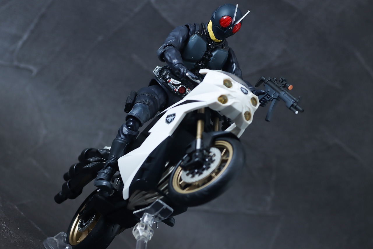 S.H.フィギュアーツ　大量発生型相変異バッタオーグ搭乗用サイクロン号　レビュー　アクション