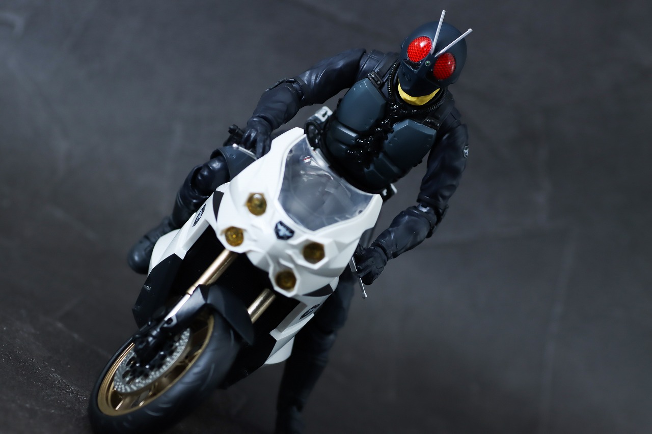 S.H.フィギュアーツ　大量発生型相変異バッタオーグ搭乗用サイクロン号　レビュー　アクション