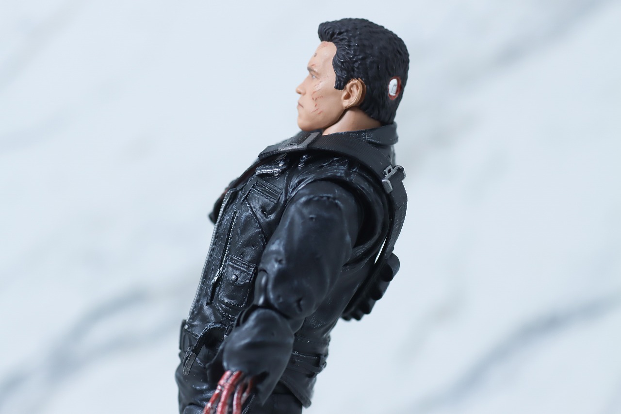 MAFEX　T-800　バトルダメージ版　ターミネーター2　レビュー　可動範囲