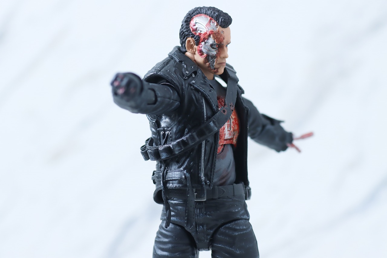 MAFEX　T-800　バトルダメージ版　ターミネーター2　レビュー　可動範囲