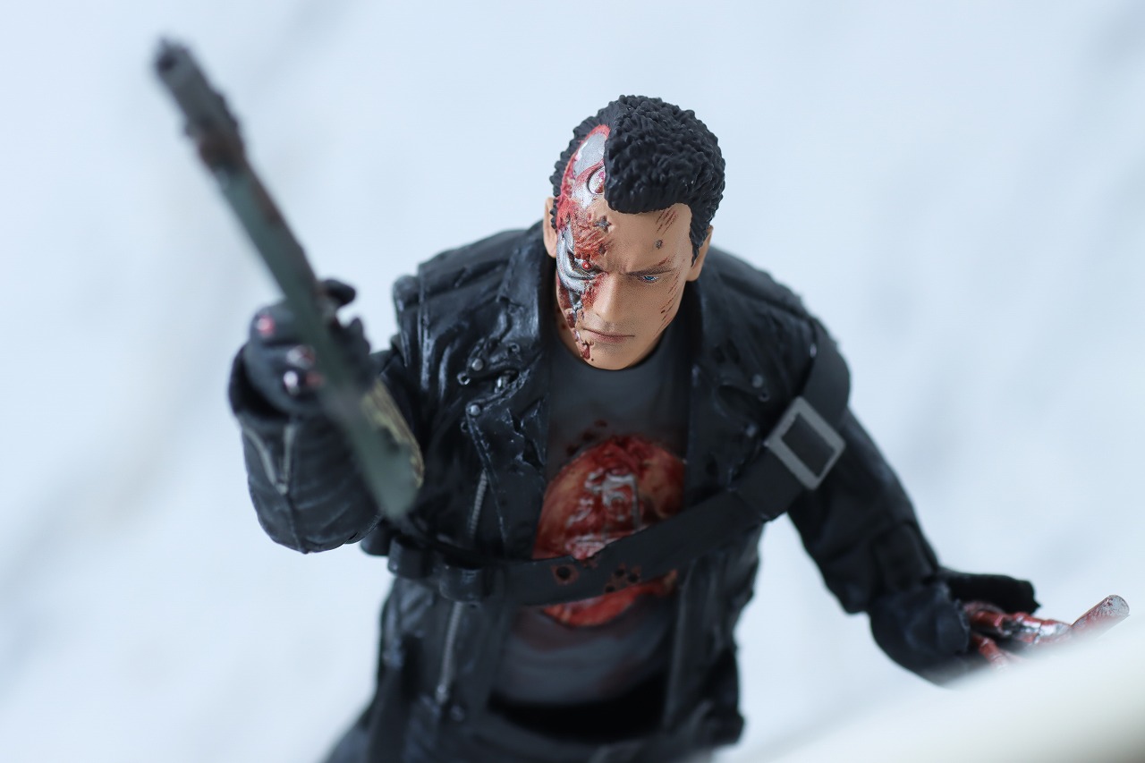 MAFEX　T-800　バトルダメージ版　ターミネーター2　レビュー　アクション