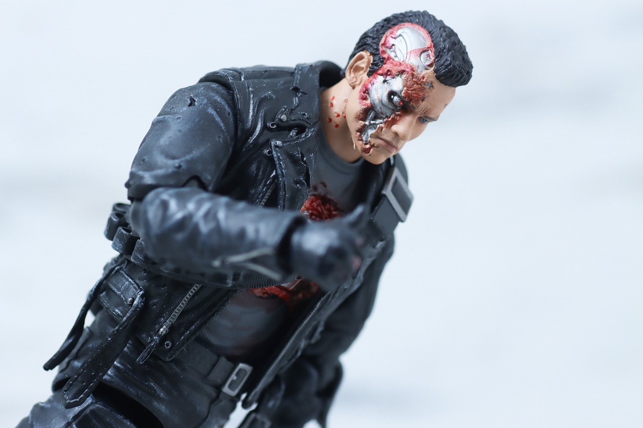 MAFEX　T-800　バトルダメージ版　ターミネーター2　レビュー　アクション