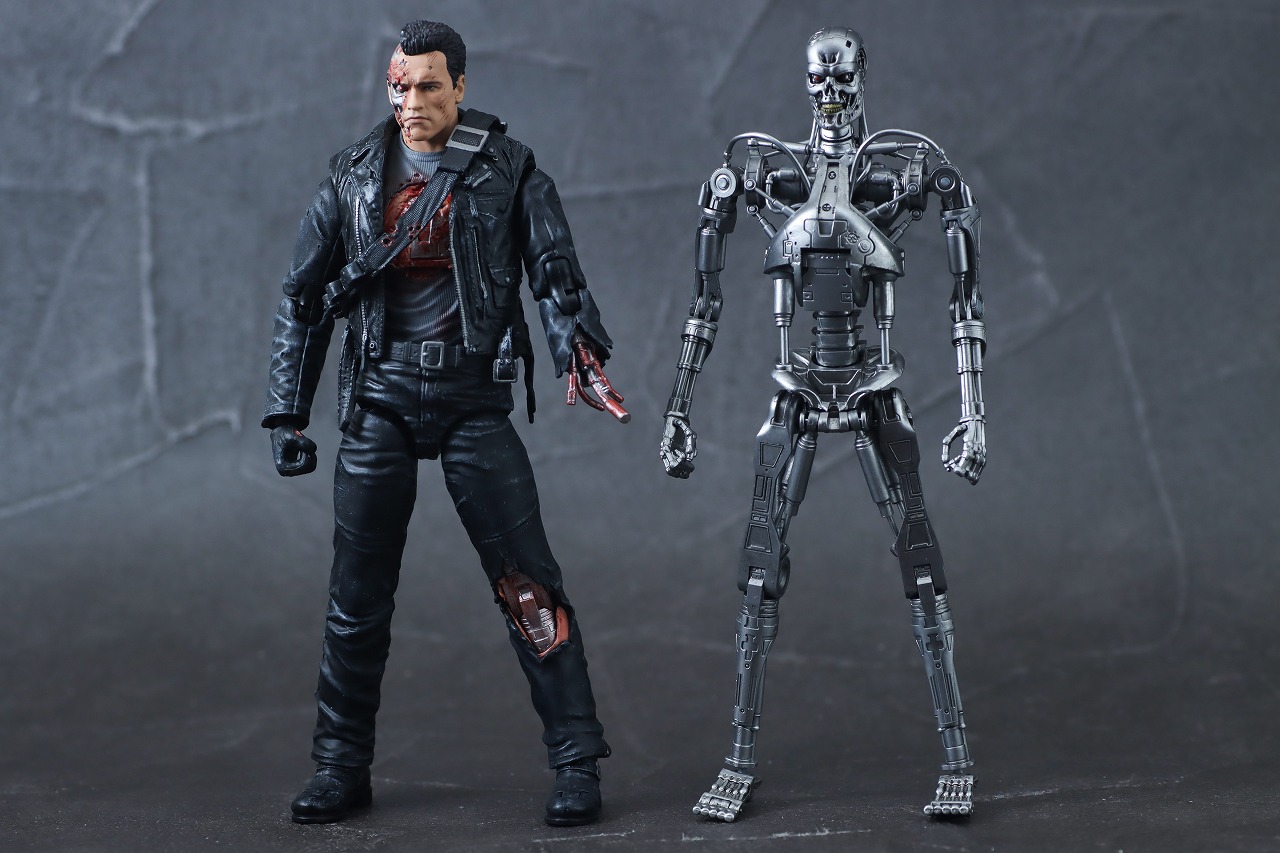 MAFEX　エンドスケルトン（『ターミネーター2』）　レビュー　本体　比較　T-800　バトルダメージ版