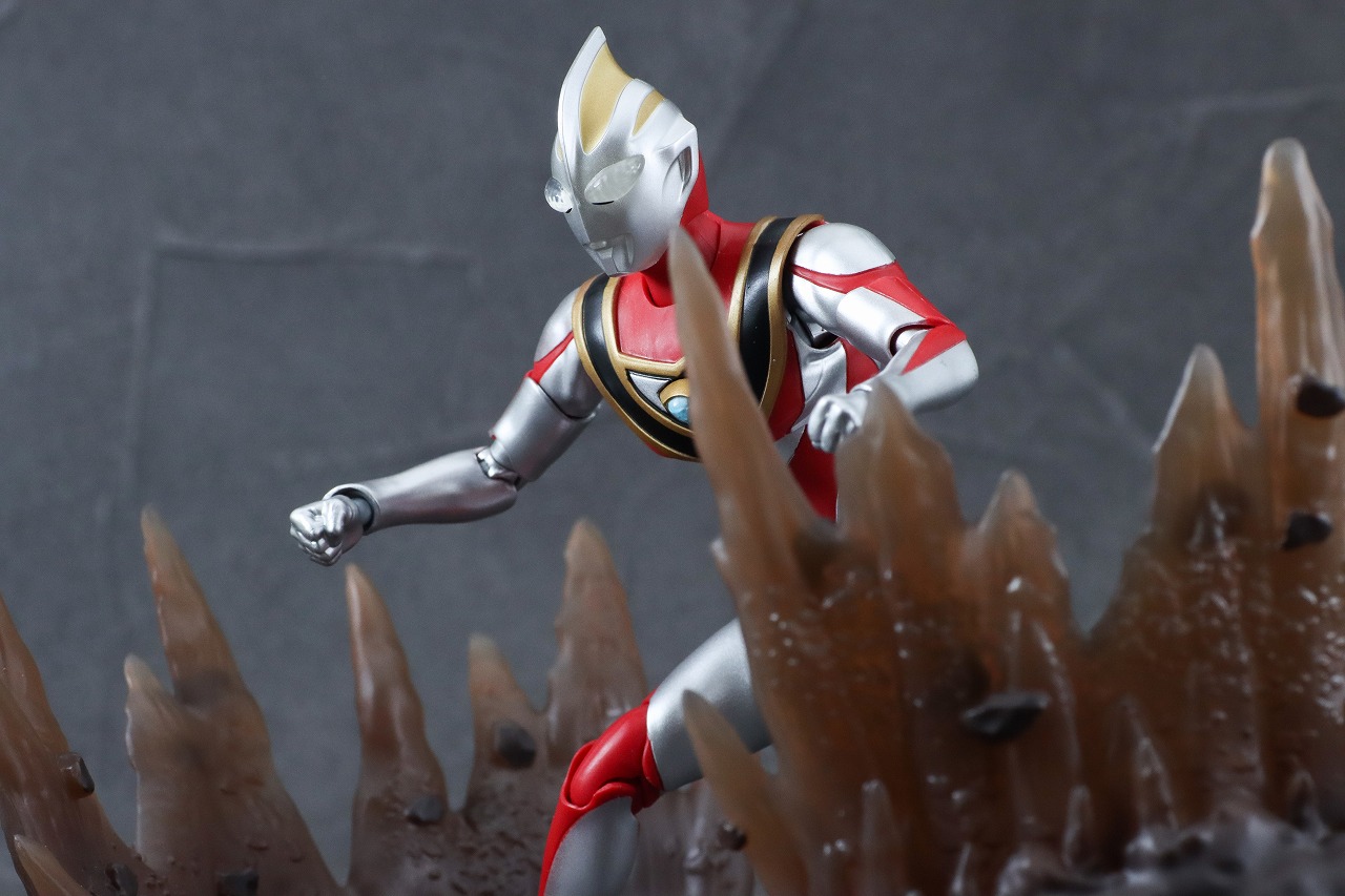 S.H.フィギュアーツ(真骨彫製法) ウルトラマンガイア(V2) エフェクトパーツセット　レビュー　アクション