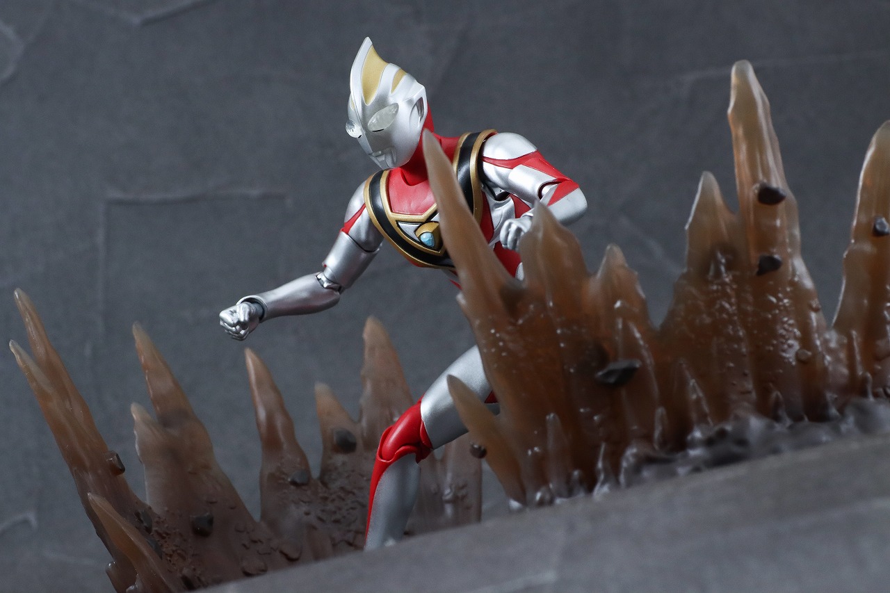 S.H.フィギュアーツ(真骨彫製法) ウルトラマンガイア(V2) エフェクトパーツセット　レビュー　アクション