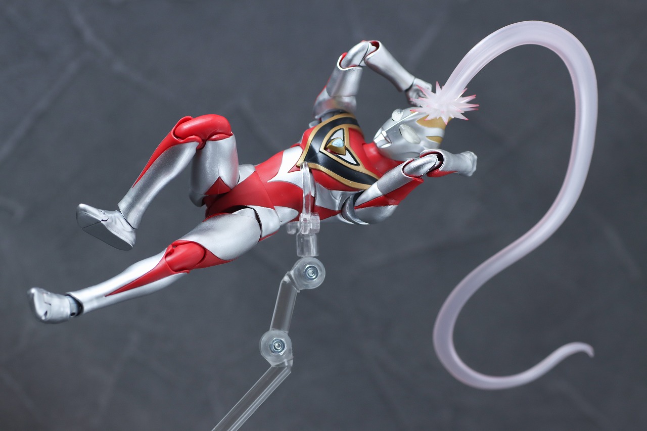 S.H.フィギュアーツ(真骨彫製法) ウルトラマンガイア(V2) エフェクトパーツセット　レビュー　アクション