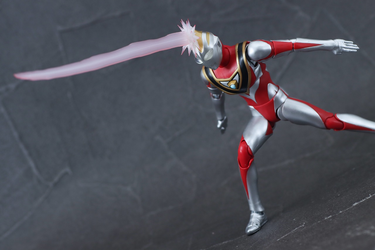 S.H.フィギュアーツ(真骨彫製法) ウルトラマンガイア(V2) エフェクトパーツセット　レビュー　アクション