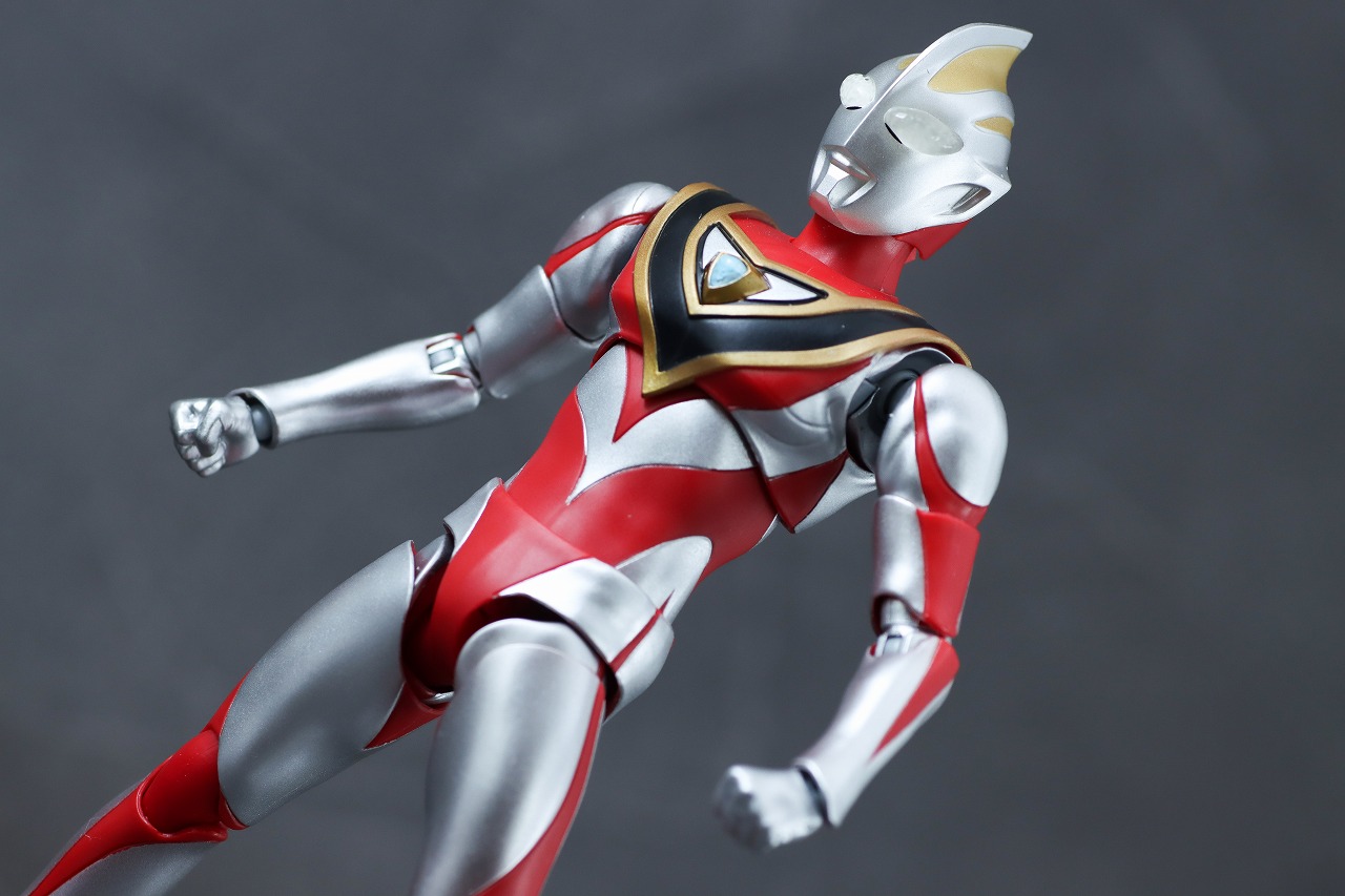 S.H.フィギュアーツ　ウルトラマンガイア V2　真骨彫製法　レビュー　アクション