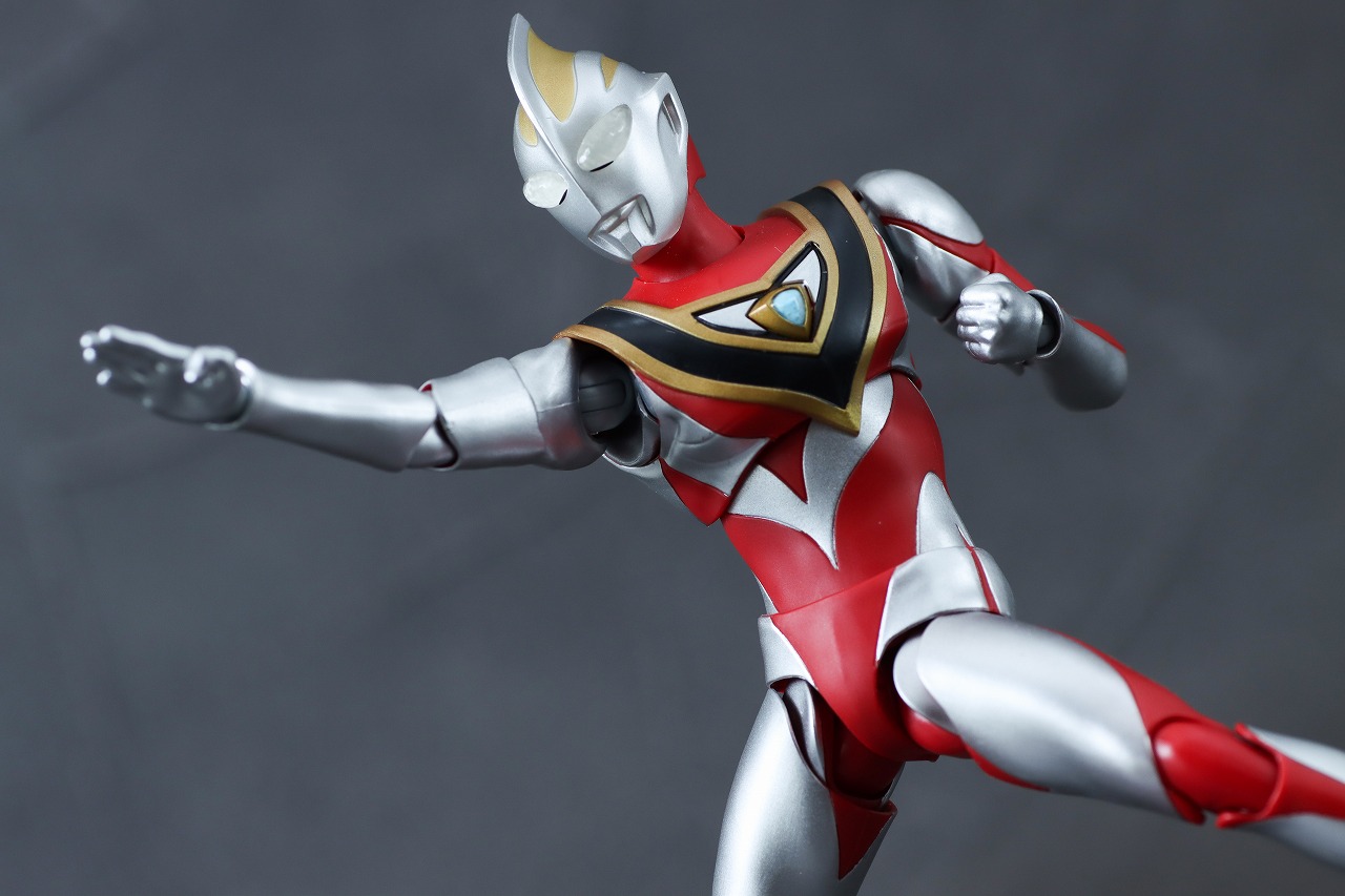 S.H.フィギュアーツ　ウルトラマンガイア V2　真骨彫製法　レビュー　アクション