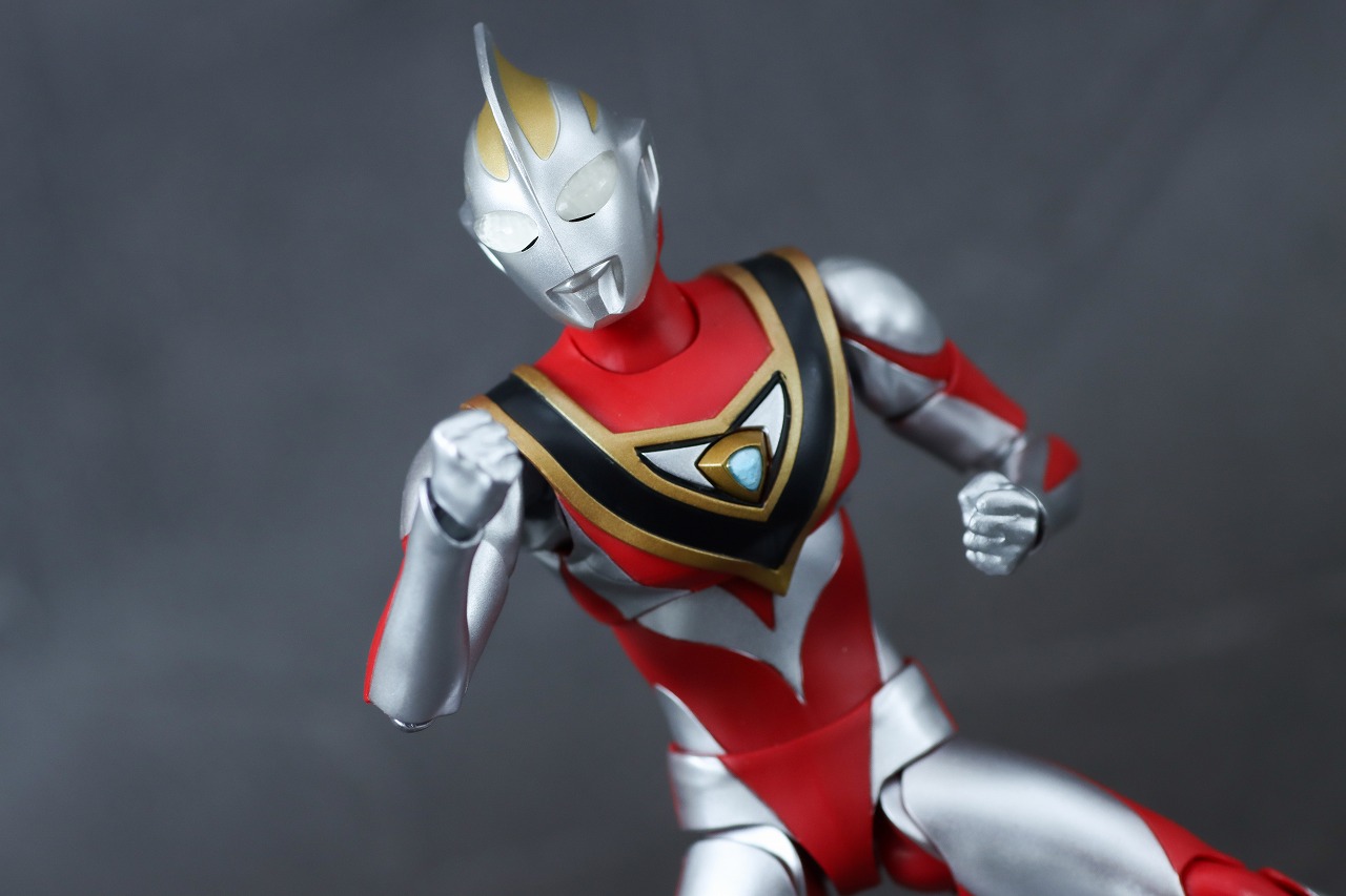 S.H.フィギュアーツ　ウルトラマンガイア V2　真骨彫製法　レビュー　アクション