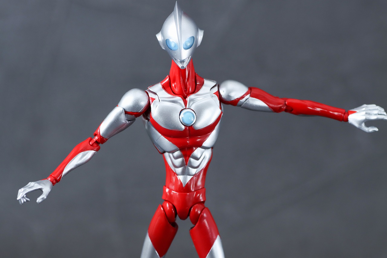 S.H.フィギュアーツ　ウルトラマン＆エミ（『Ultraman:Rising)』）　レビュー　可動範囲