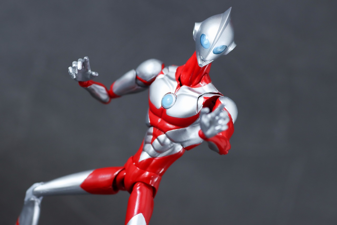 S.H.フィギュアーツ　ウルトラマン＆エミ（『Ultraman:Rising)』）　レビュー　アクション