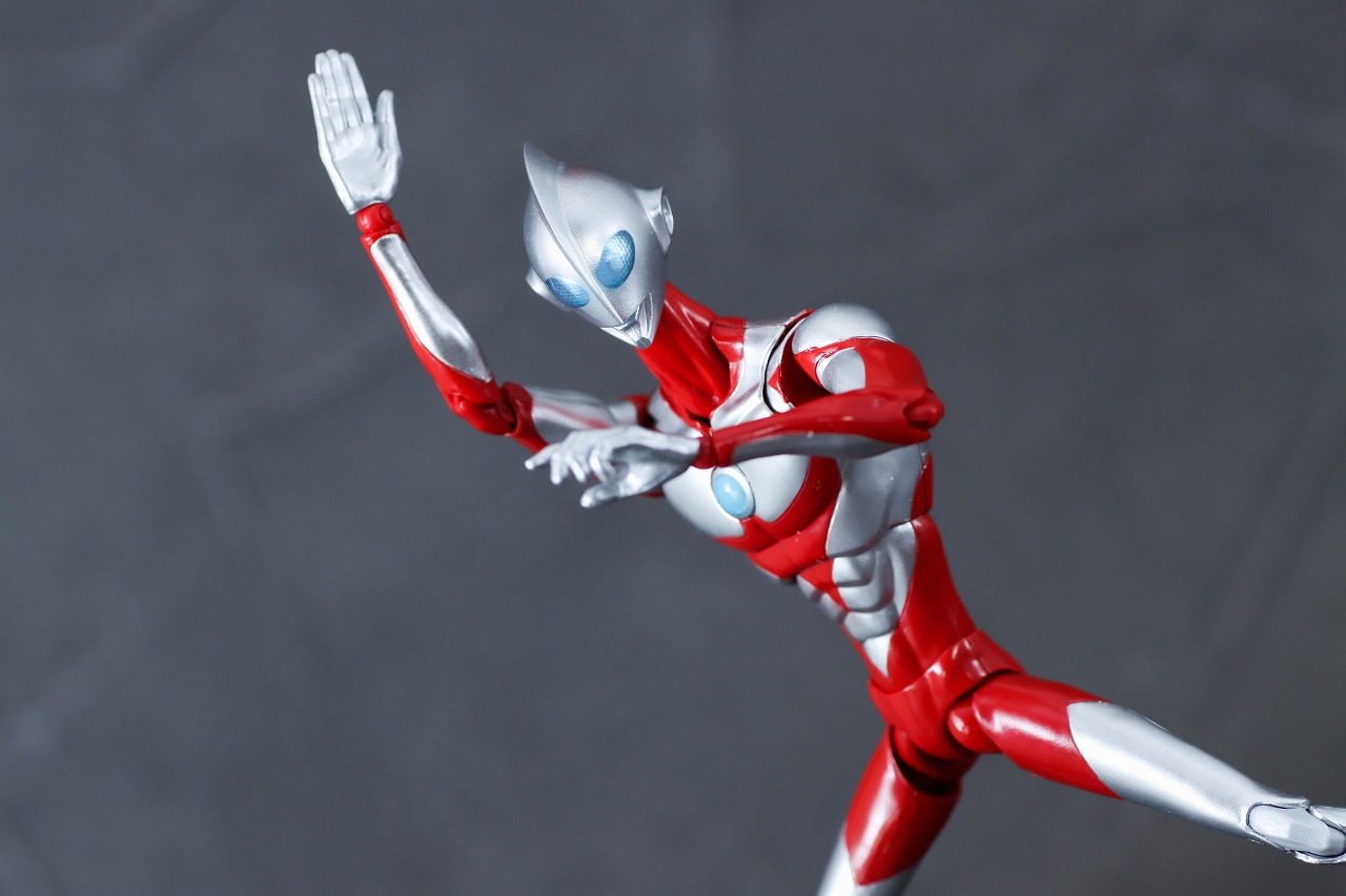 S.H.フィギュアーツ　ウルトラマン＆エミ（『Ultraman:Rising)』）　レビュー　アクション