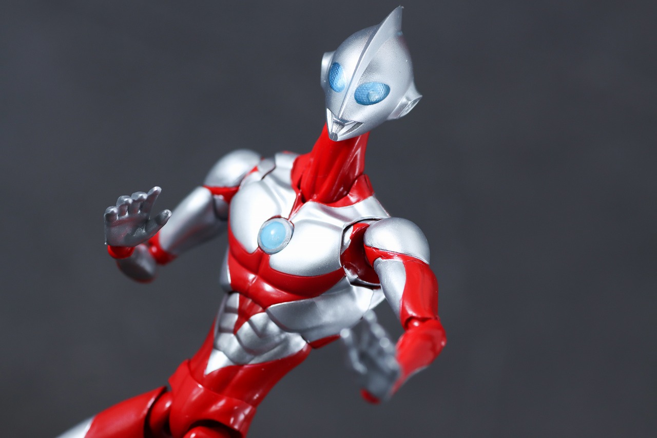 S.H.フィギュアーツ　ウルトラマン＆エミ（『Ultraman:Rising)』）　レビュー　アクション