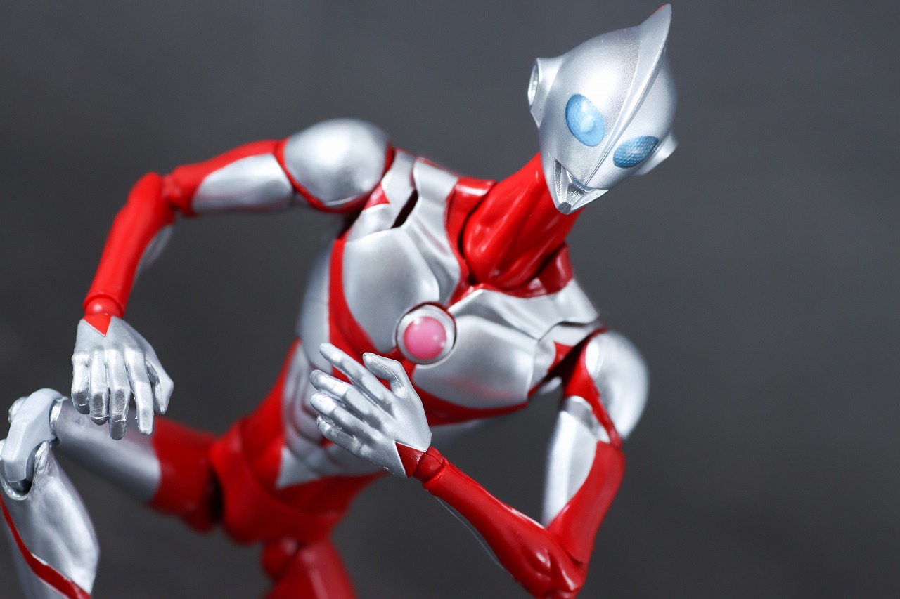 S.H.フィギュアーツ　ウルトラマン＆エミ（『Ultraman:Rising)』）　レビュー　アクション