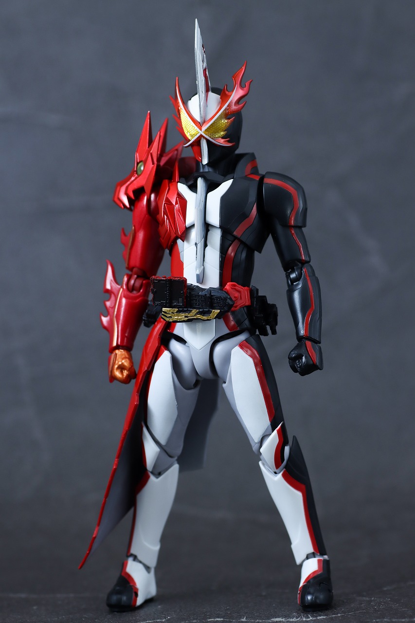 S.H.フィギュアーツ　仮面ライダーセイバー ブレイブドラゴン Metalic Edition　レビュー　本体