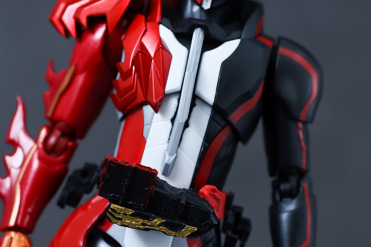 S.H.フィギュアーツ　仮面ライダーセイバー ブレイブドラゴン Metalic Edition　レビュー　本体