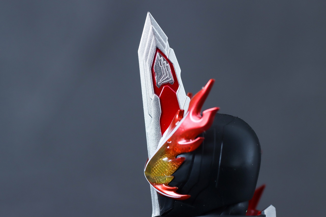 S.H.フィギュアーツ　仮面ライダーセイバー ブレイブドラゴン Metalic Edition　レビュー　本体