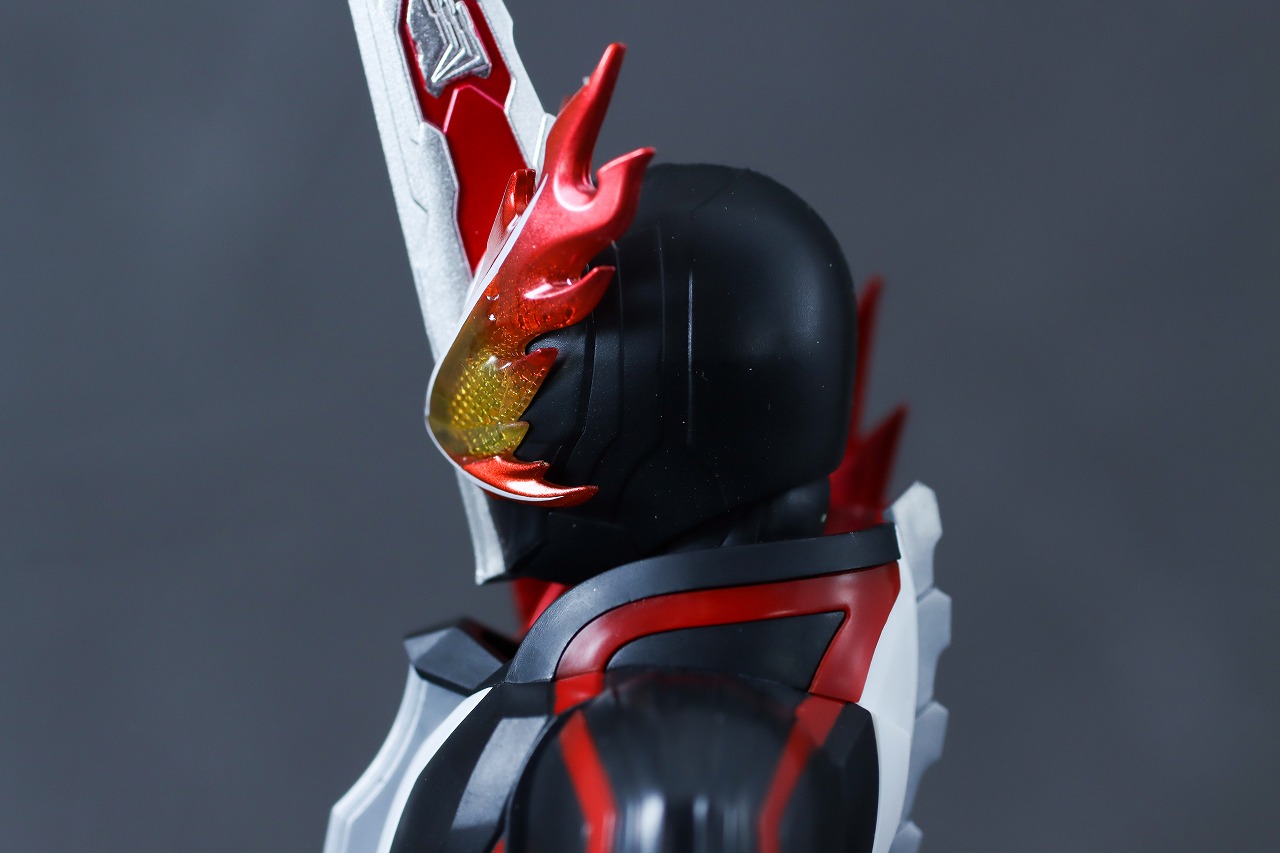 S.H.フィギュアーツ　仮面ライダーセイバー ブレイブドラゴン Metalic Edition　レビュー　本体