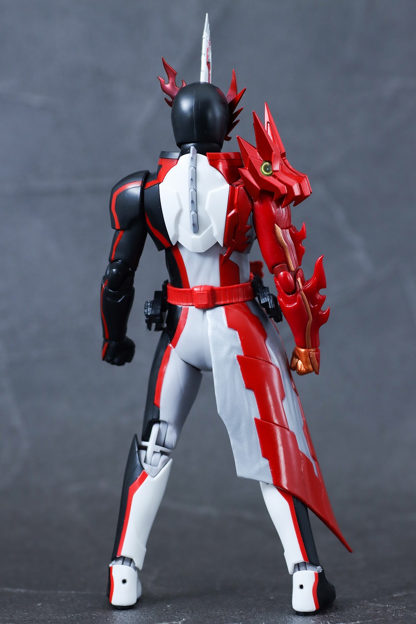 S.H.フィギュアーツ　仮面ライダーセイバー ブレイブドラゴン Metalic Edition　レビュー　本体