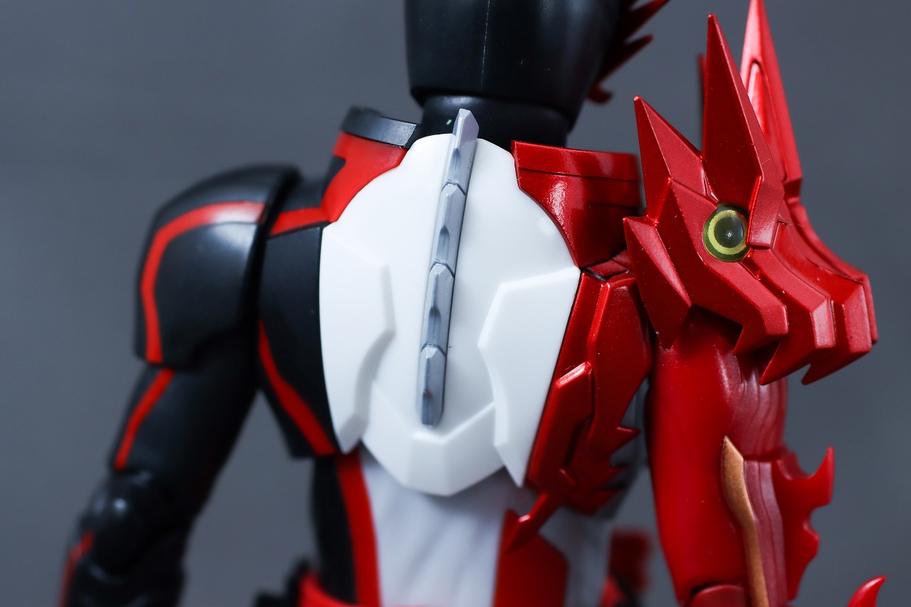 S.H.フィギュアーツ　仮面ライダーセイバー ブレイブドラゴン Metalic Edition　レビュー　本体