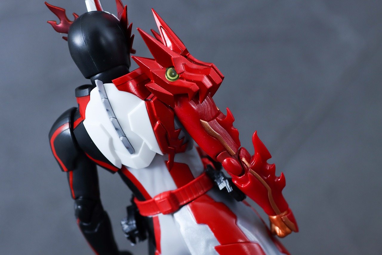 S.H.フィギュアーツ　仮面ライダーセイバー ブレイブドラゴン Metalic Edition　レビュー　本体