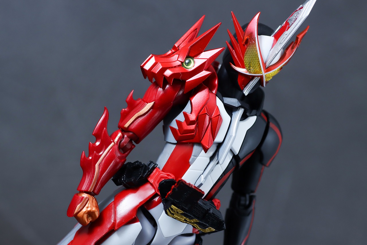 S.H.フィギュアーツ　仮面ライダーセイバー ブレイブドラゴン Metalic Edition　レビュー　本体