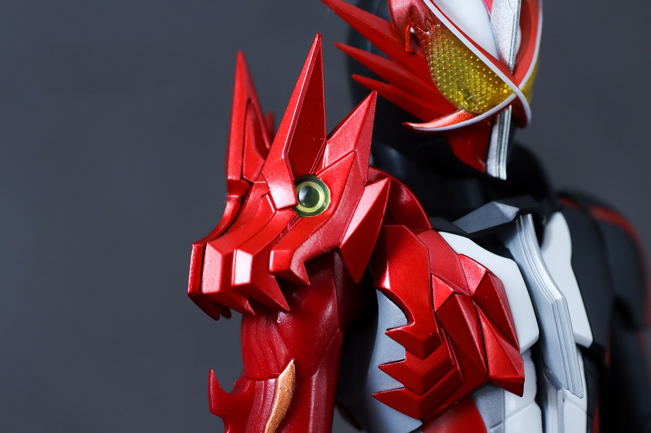 S.H.フィギュアーツ　仮面ライダーセイバー ブレイブドラゴン Metalic Edition　レビュー　本体