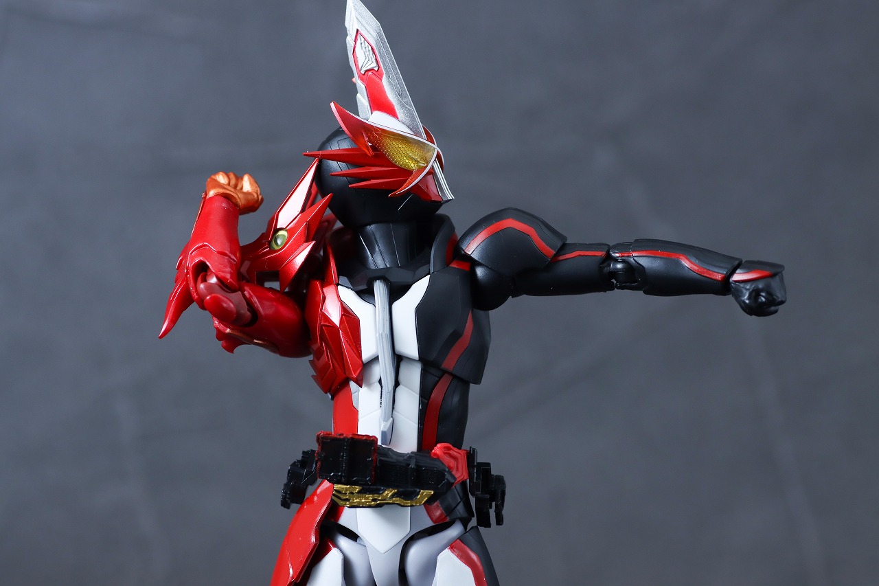 S.H.フィギュアーツ　仮面ライダーセイバー ブレイブドラゴン Metalic Edition　レビュー　可動範囲