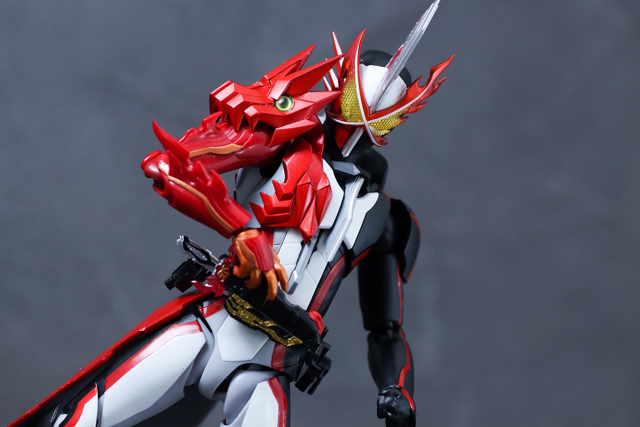 S.H.フィギュアーツ　仮面ライダーセイバー ブレイブドラゴン Metalic Edition　レビュー　アクション