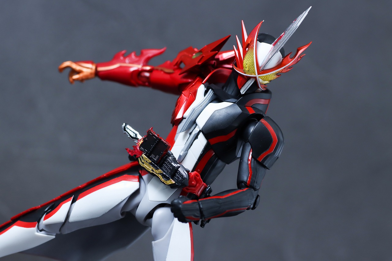 S.H.フィギュアーツ　仮面ライダーセイバー ブレイブドラゴン Metalic Edition　レビュー　アクション