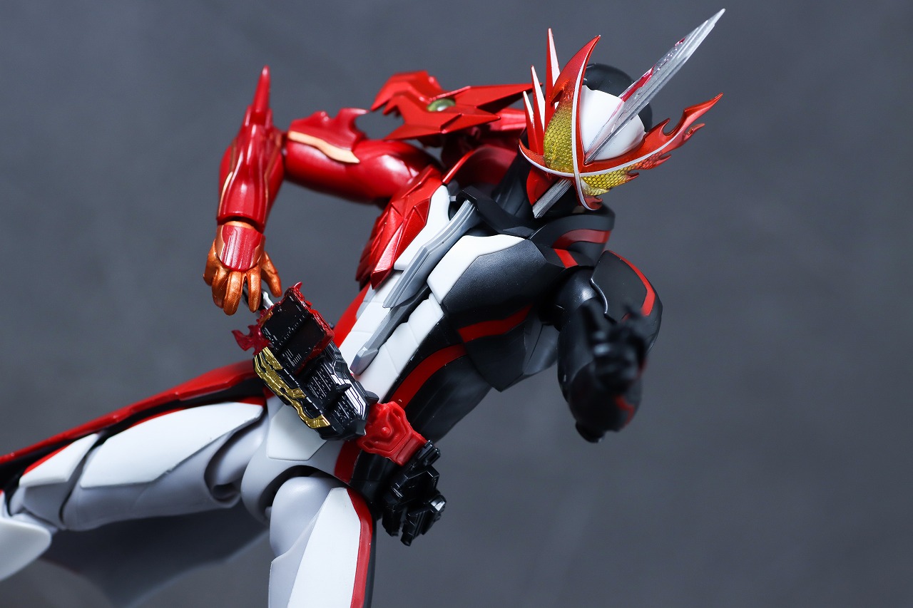 S.H.フィギュアーツ　仮面ライダーセイバー ブレイブドラゴン Metalic Edition　レビュー　アクション