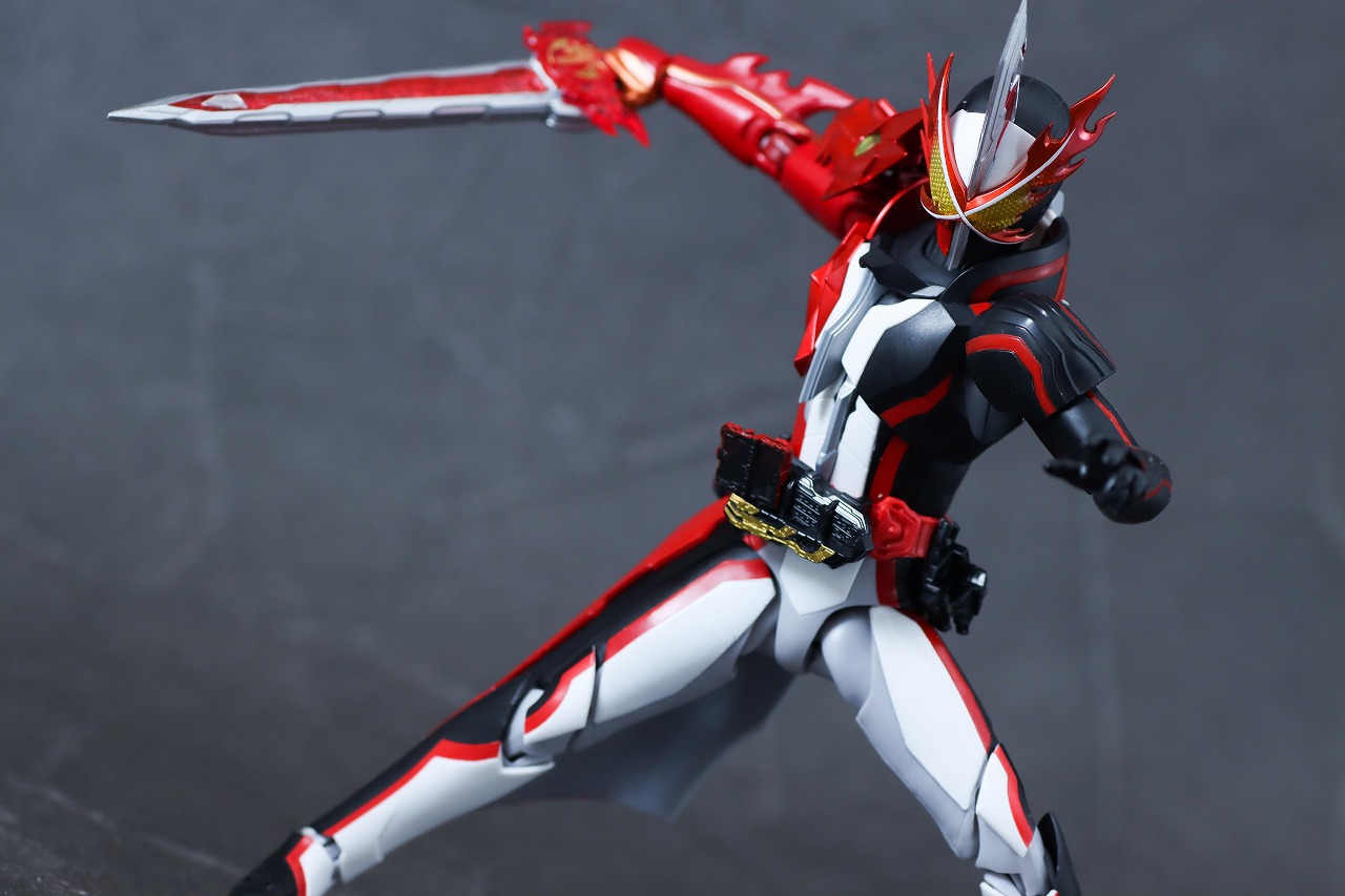 S.H.フィギュアーツ　仮面ライダーセイバー ブレイブドラゴン Metalic Edition　レビュー　アクション