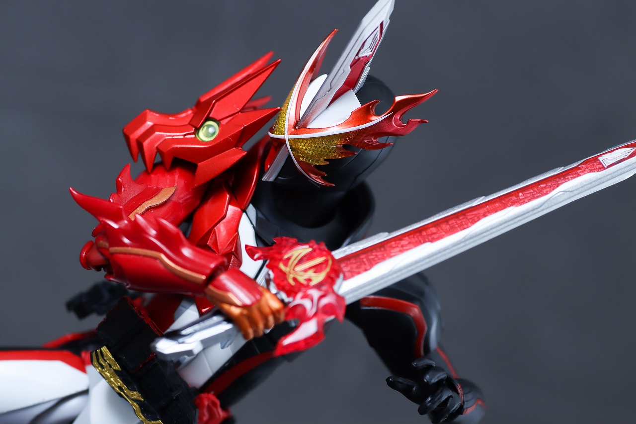 S.H.フィギュアーツ　仮面ライダーセイバー ブレイブドラゴン Metalic Edition　レビュー　アクション