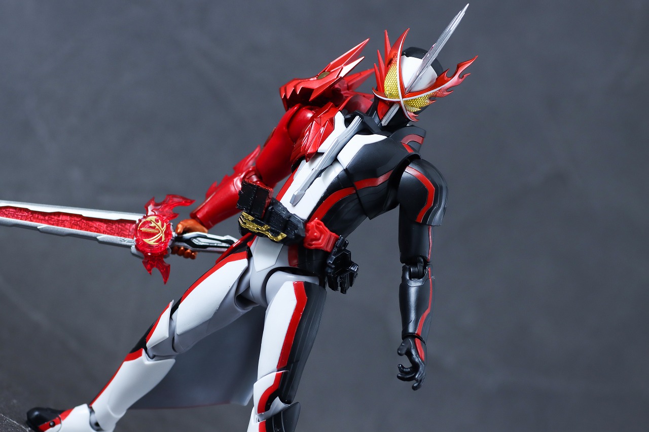 S.H.フィギュアーツ　仮面ライダーセイバー ブレイブドラゴン Metalic Edition　レビュー　アクション