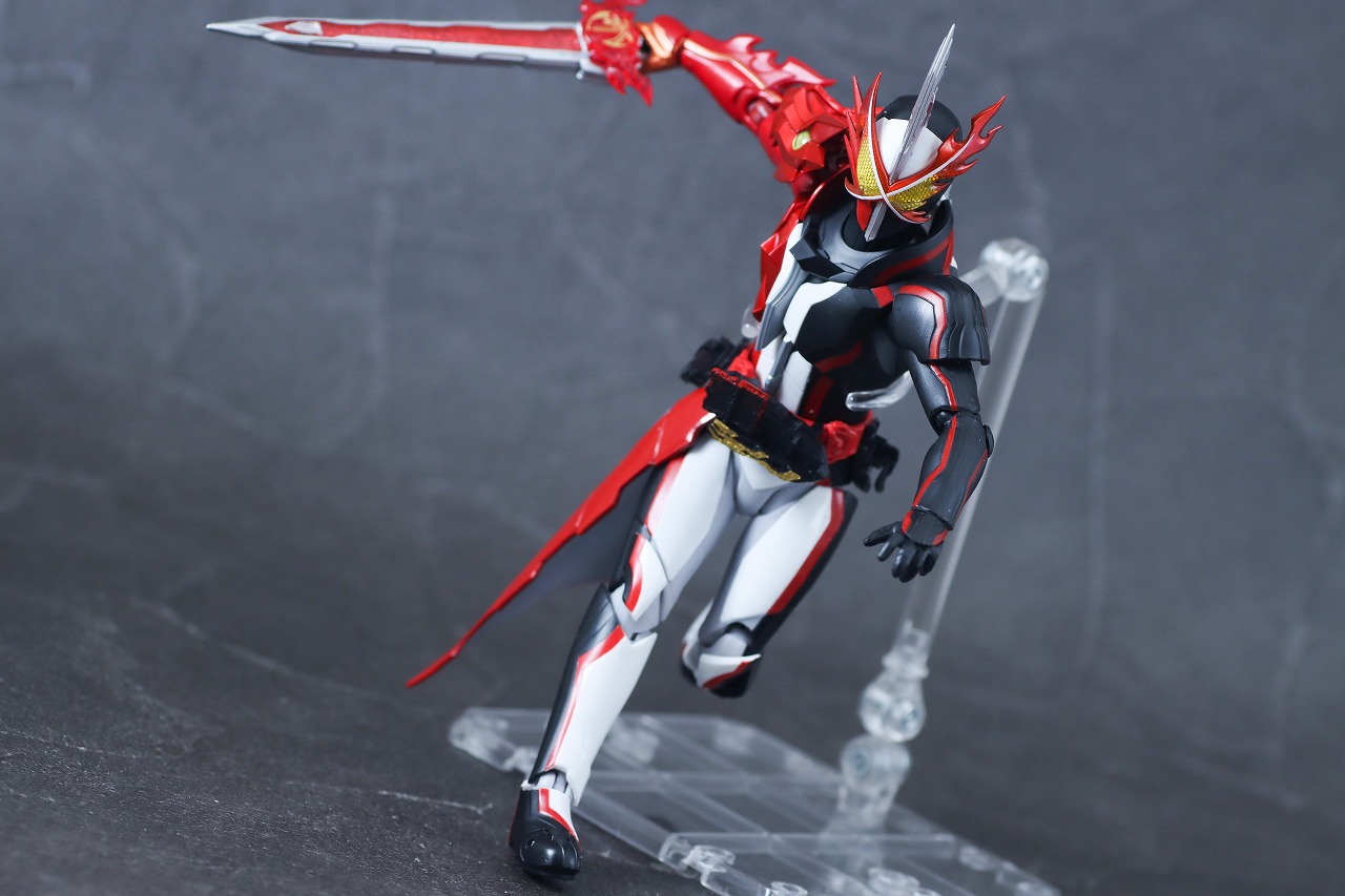 S.H.フィギュアーツ　仮面ライダーセイバー ブレイブドラゴン Metalic Edition　レビュー　アクション