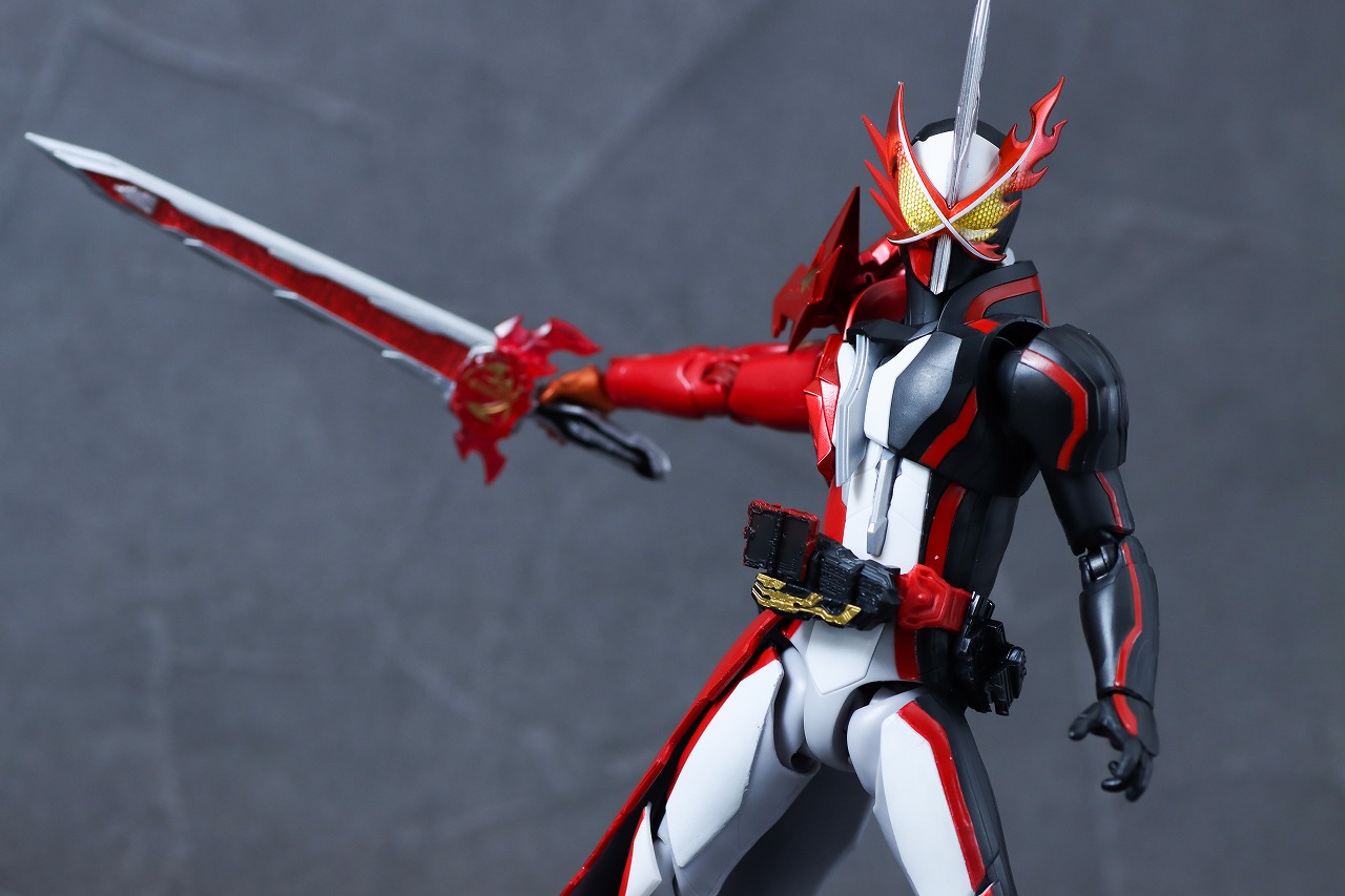 S.H.フィギュアーツ　仮面ライダーセイバー ブレイブドラゴン Metalic Edition　レビュー　アクション