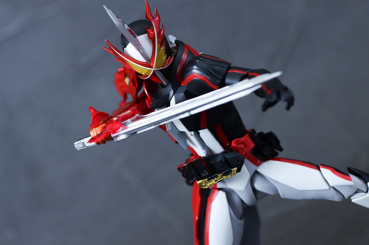 S.H.フィギュアーツ　仮面ライダーセイバー ブレイブドラゴン Metalic Edition　レビュー　アクション