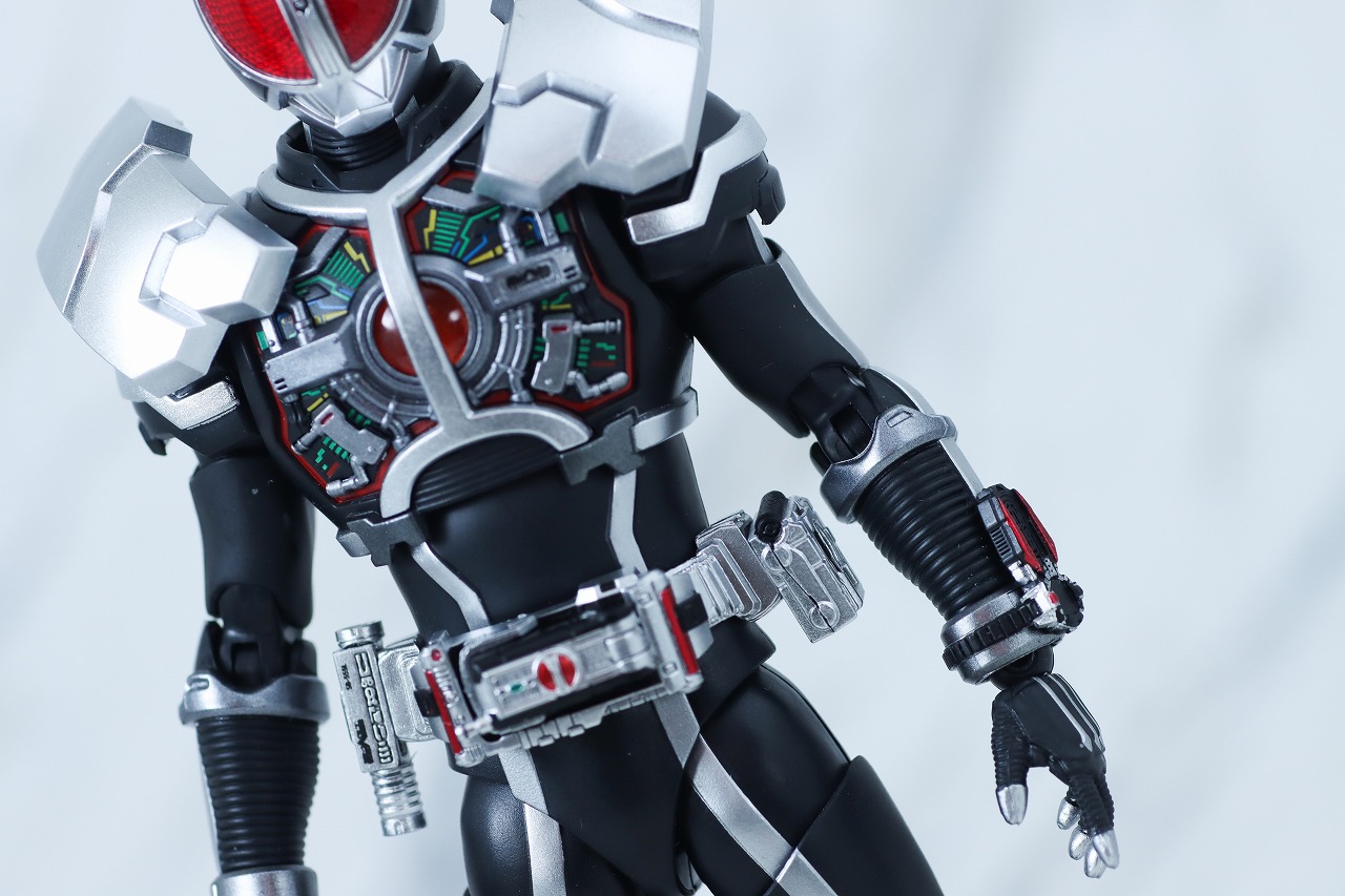 S.H.フィギュアーツ 真骨彫製法　仮面ライダーファイズ アクセルフォーム　レビュー　本体