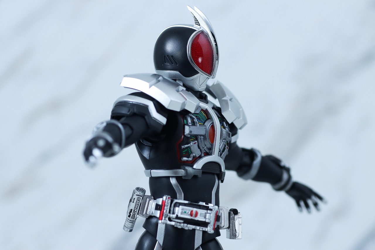 S.H.フィギュアーツ 真骨彫製法　仮面ライダーファイズ アクセルフォーム　レビュー　可動範囲