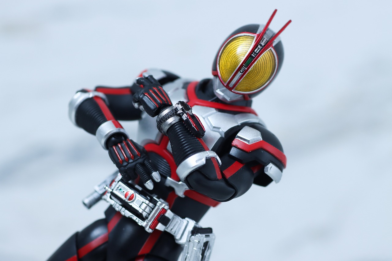 S.H.フィギュアーツ 真骨彫製法　仮面ライダーファイズ アクセルフォーム　レビュー　アクション