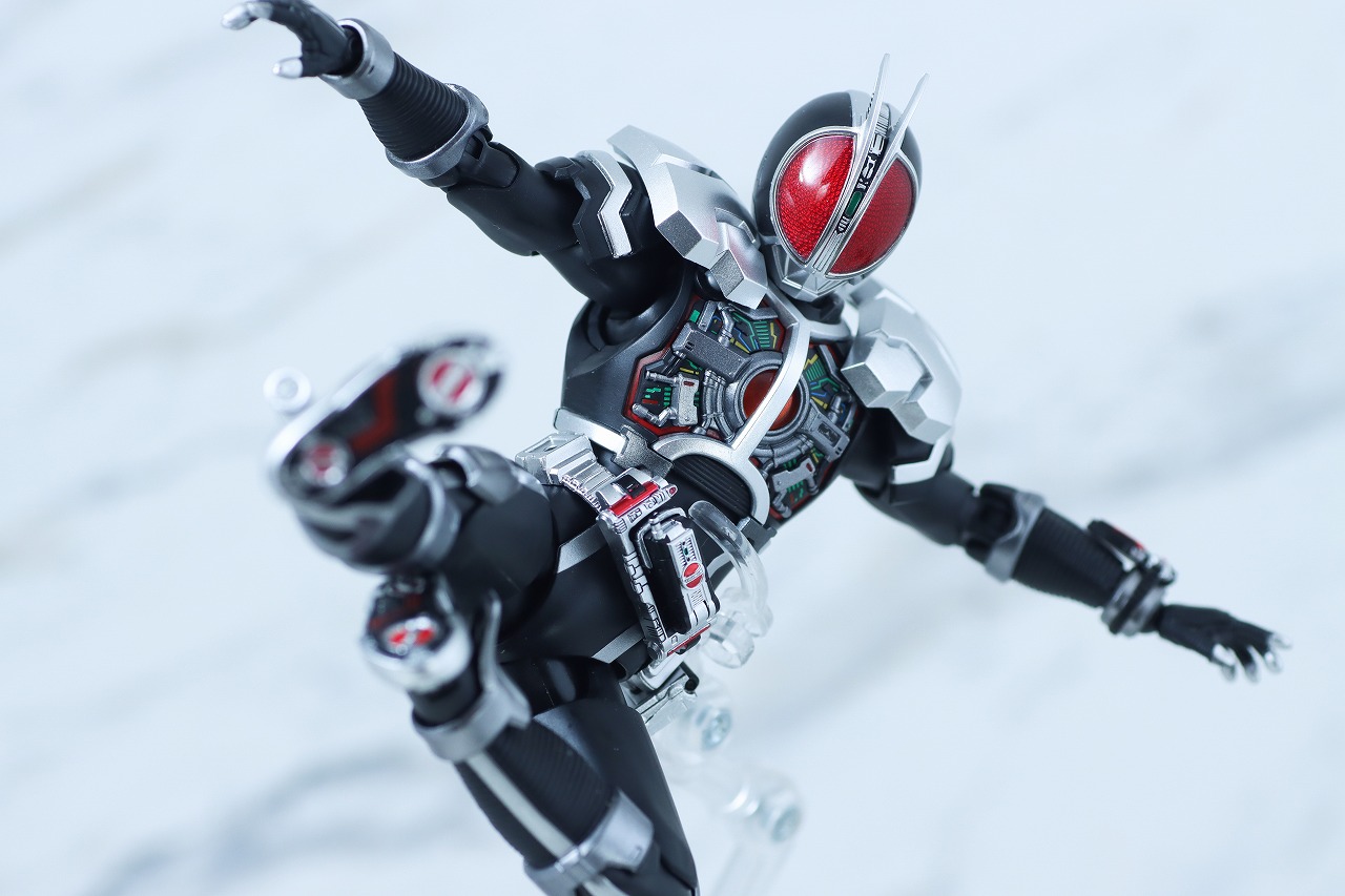 S.H.フィギュアーツ 真骨彫製法　仮面ライダーファイズ アクセルフォーム　レビュー　アクション