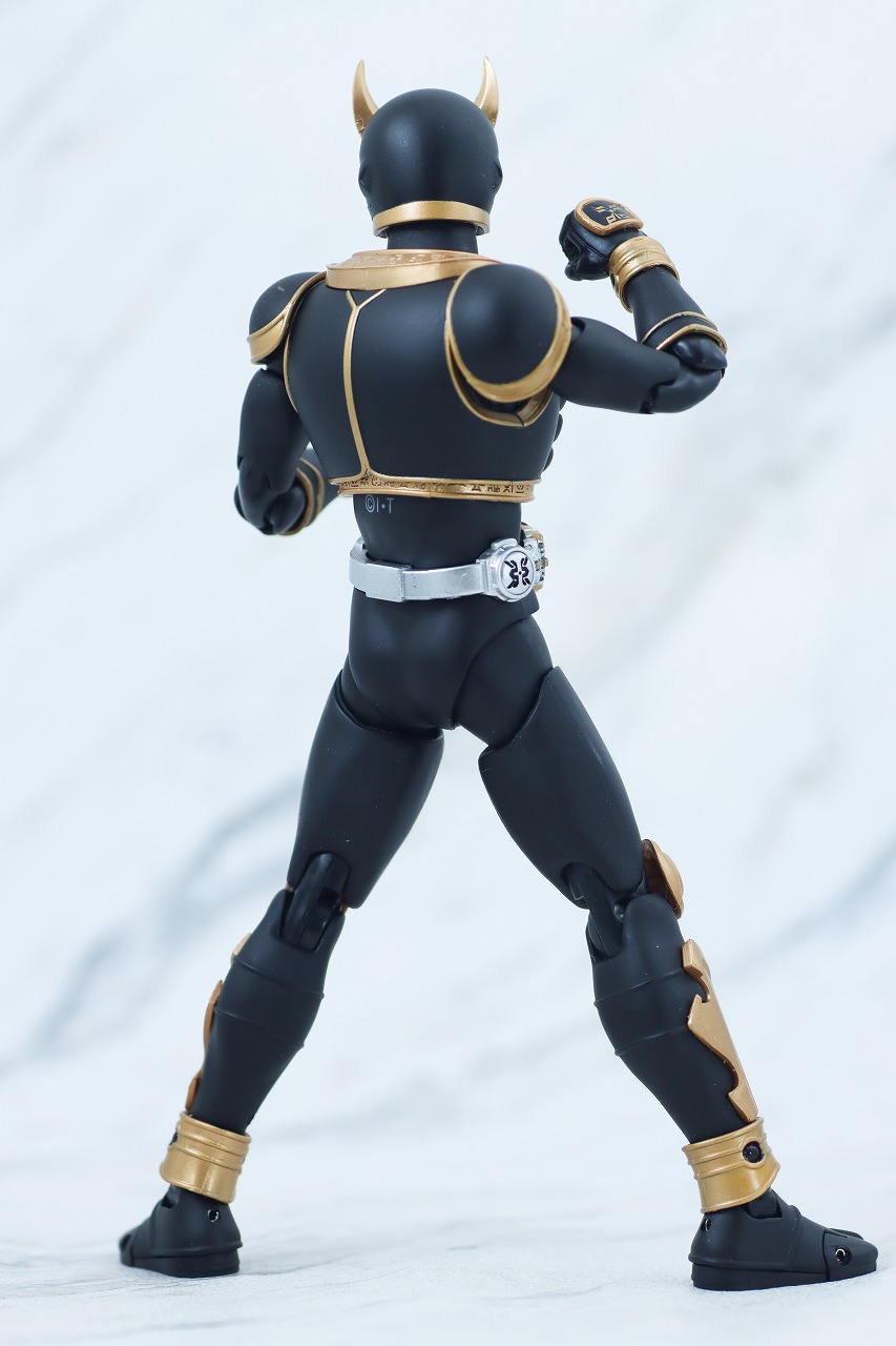 S.H.フィギュアーツ 真骨彫製法　仮面ライダークウガ アメイジングマイティフォーム 真骨彫10th Anniversary Ver.　レビュー　本体