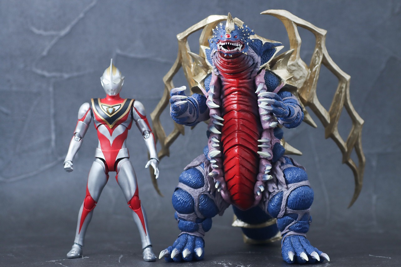 S.H.フィギュアーツ　キングオブモンス　レビュー　本体　ウルトラマンガイア（V2）　真骨彫製法　比較