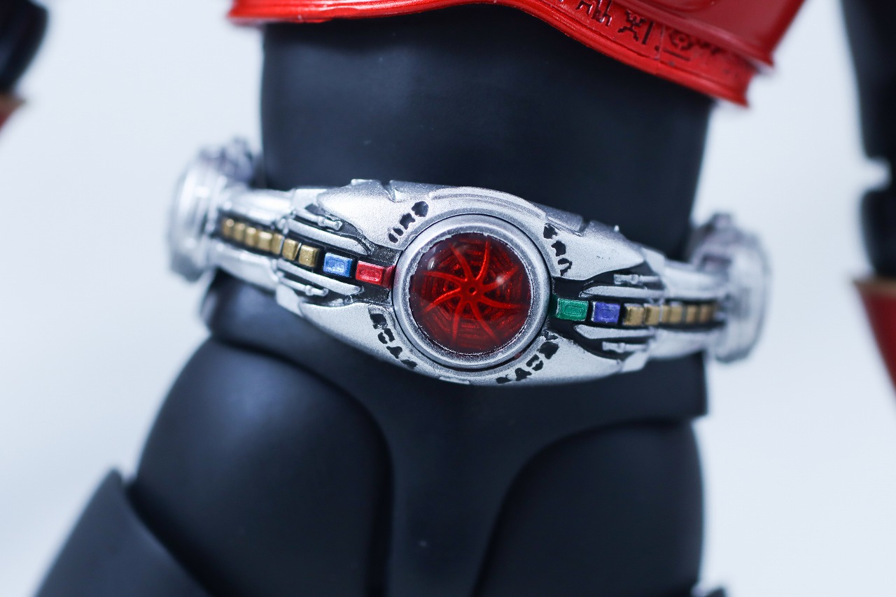 S.H.フィギュアーツ 真骨彫製法 仮面ライダークウガ マイティフォーム Store Limited Edition レビュー 本体
