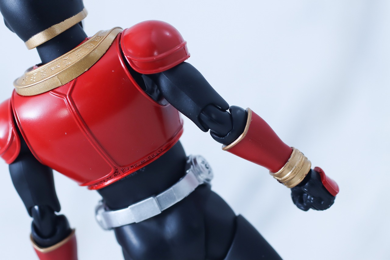 S.H.フィギュアーツ 真骨彫製法 仮面ライダークウガ マイティフォーム Store Limited Edition レビュー 本体