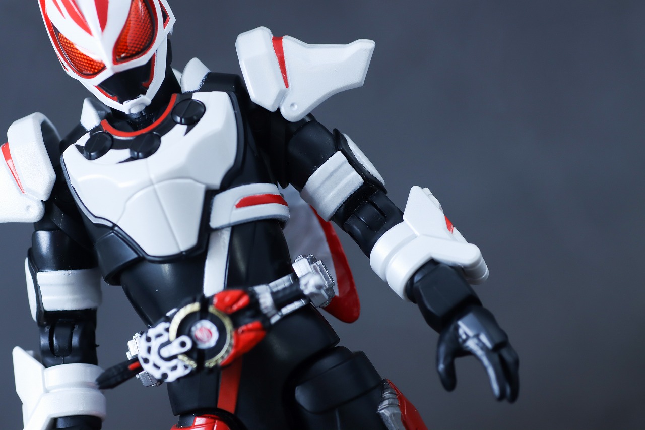 アクションフィギュア 仮面ライダーギーツ マグナムブーストフォーム レビュー 本体