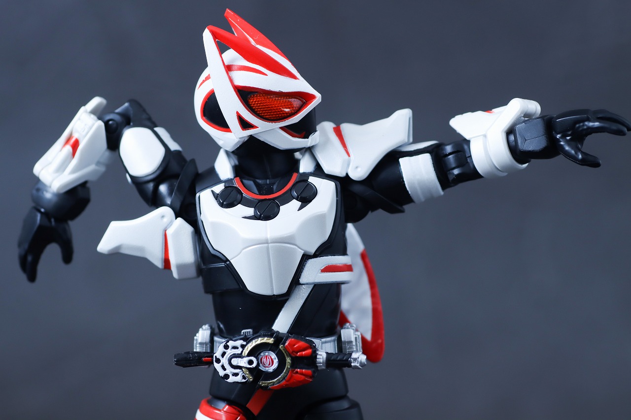 アクションフィギュア 仮面ライダーギーツ マグナムブーストフォーム レビュー 可動範囲