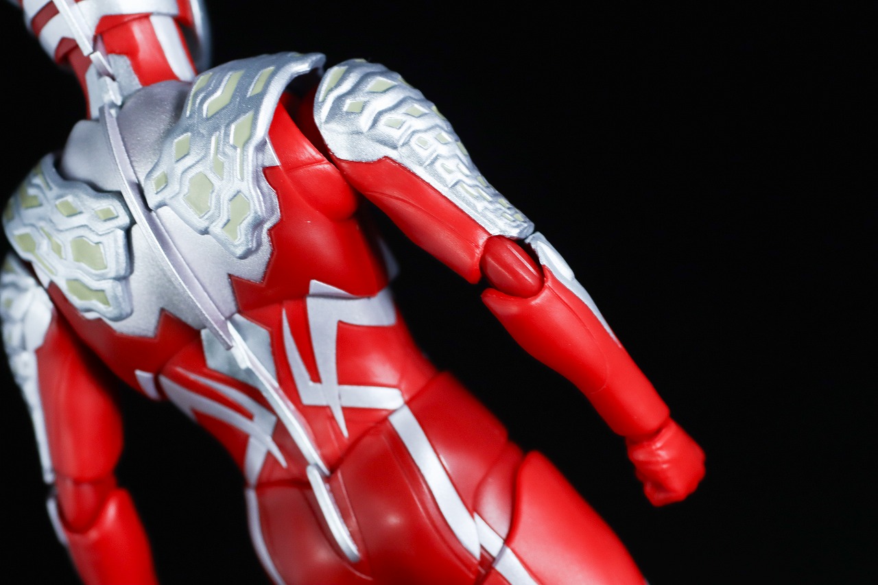 S.H.フィギュアーツ　ウルトラマンゼロ ワイルドバースト　レビュー　本体